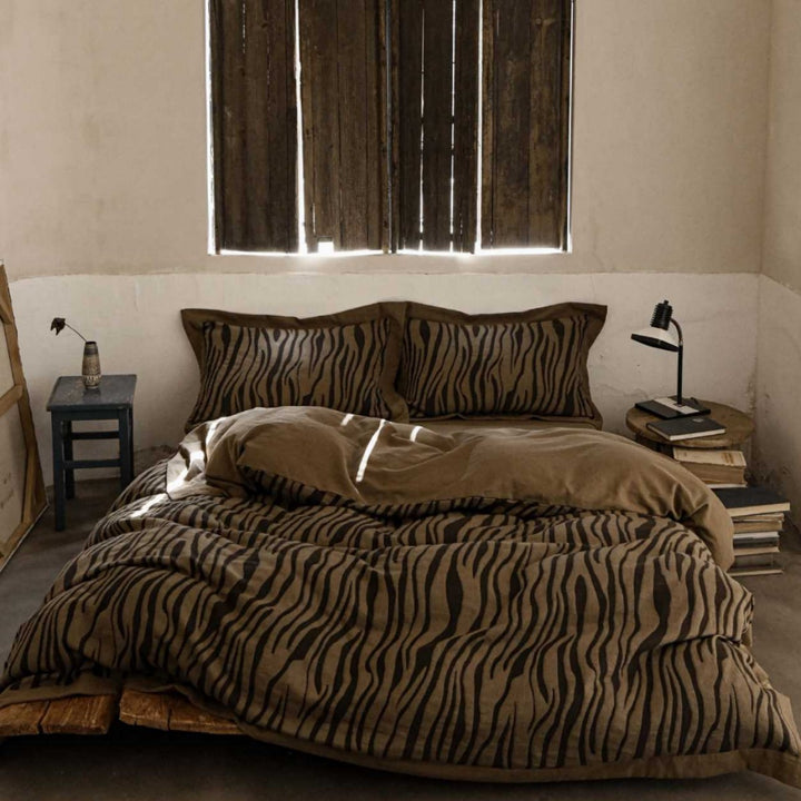 Generous cotton-linen bed linen set with zebra pattern and washed vintage finish