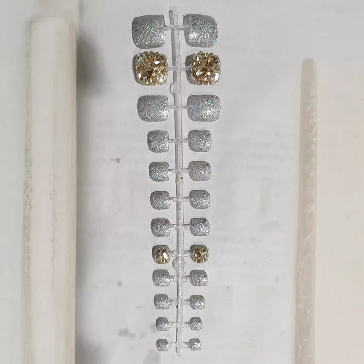 Glamorous Rhinestone-Decorated Press-On Nail Set Bowlift