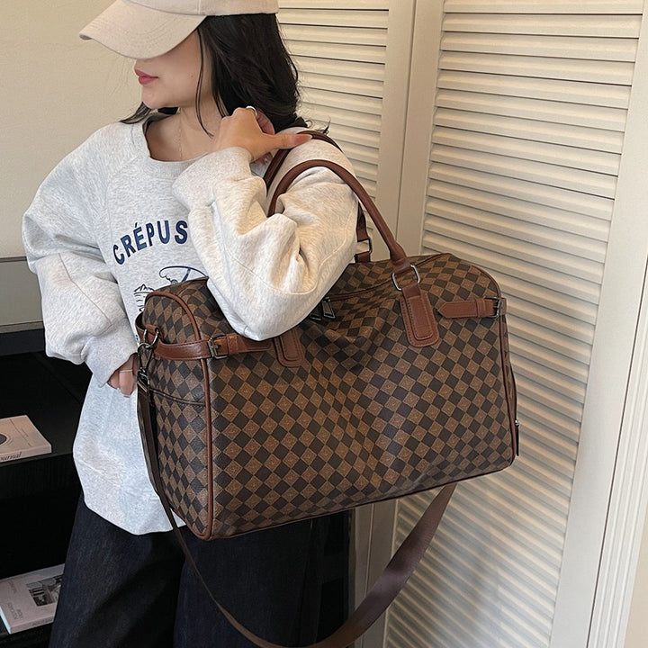 Sporty travel bag with multiple compartments and reinforced carrying handles Bowlift