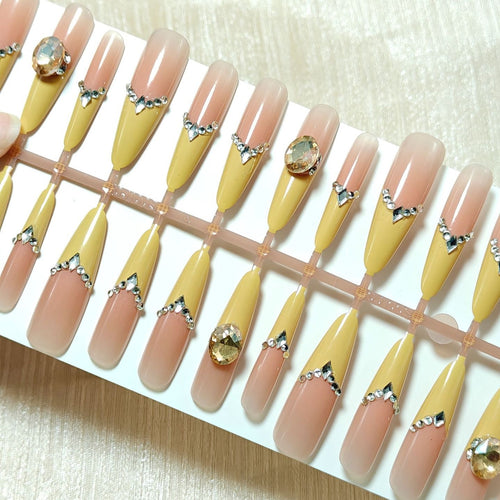 Artificial nails with elegant 3D applications and glitter Bowlift