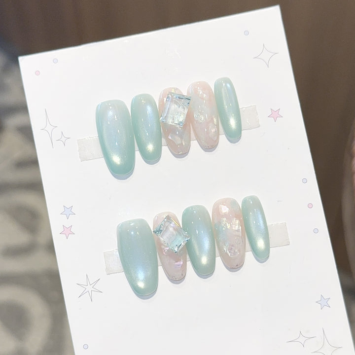 Glamorous artificial nails with shimmering accents Bowlift