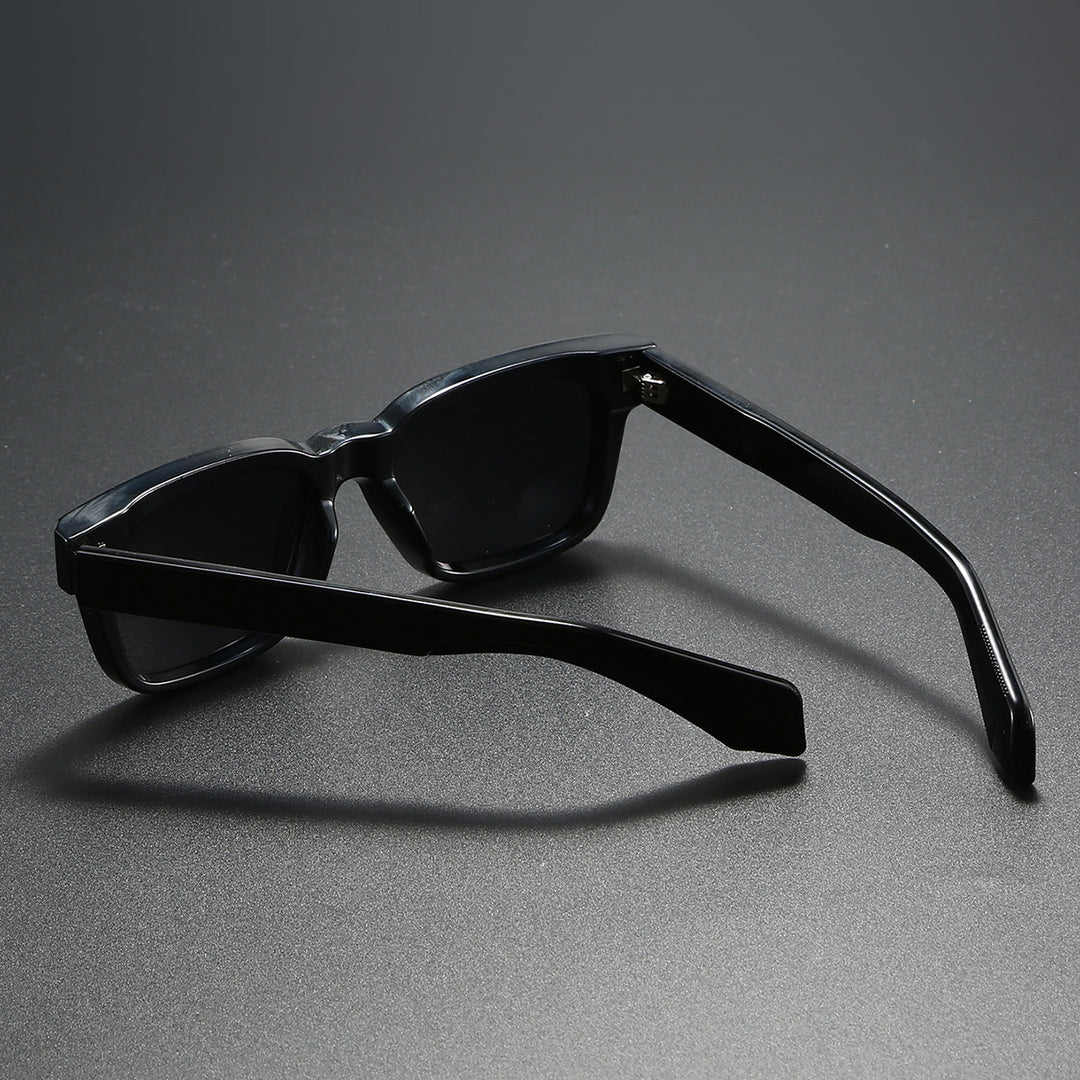 Women's square sunglasses with distinctive tortoiseshell pattern Bowlift