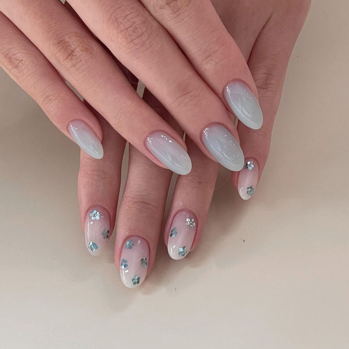 Artificial Nails with Elegant Blue Accents Bowlift
