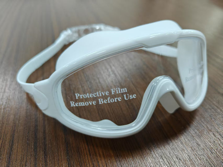Swimming mask with adjustable comfort and clear field of vision Bowlift