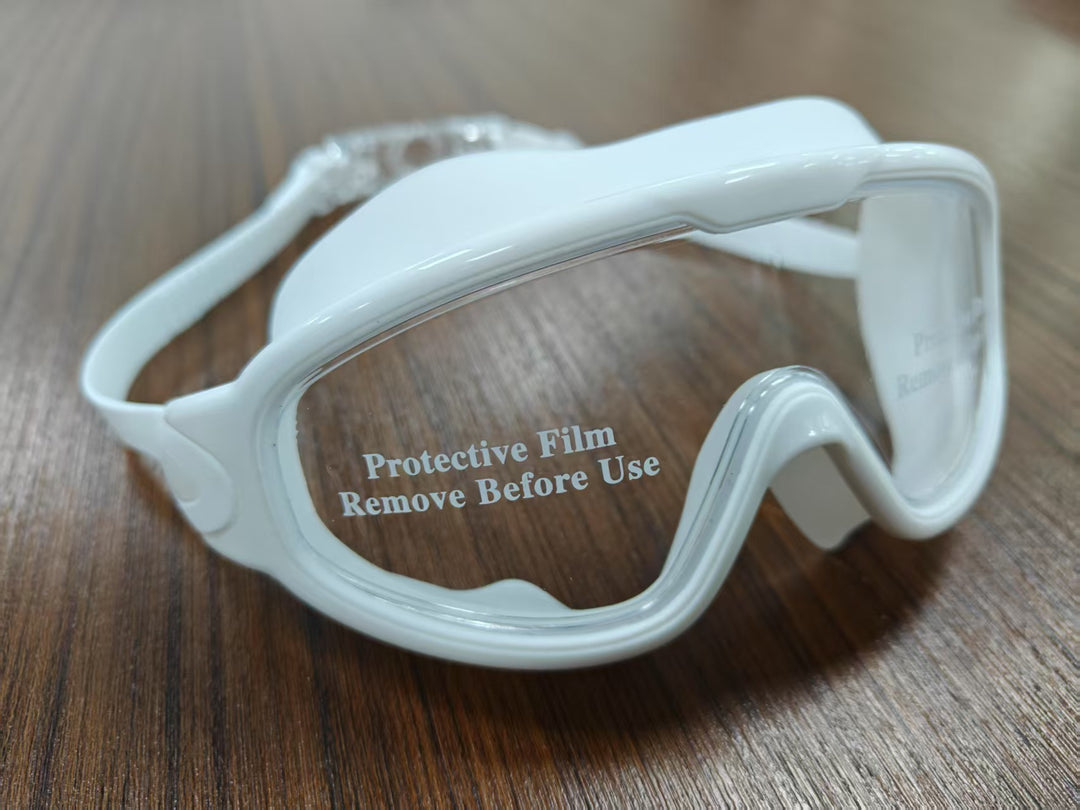Diving mask with wide field of view and magnet holder Bowlift