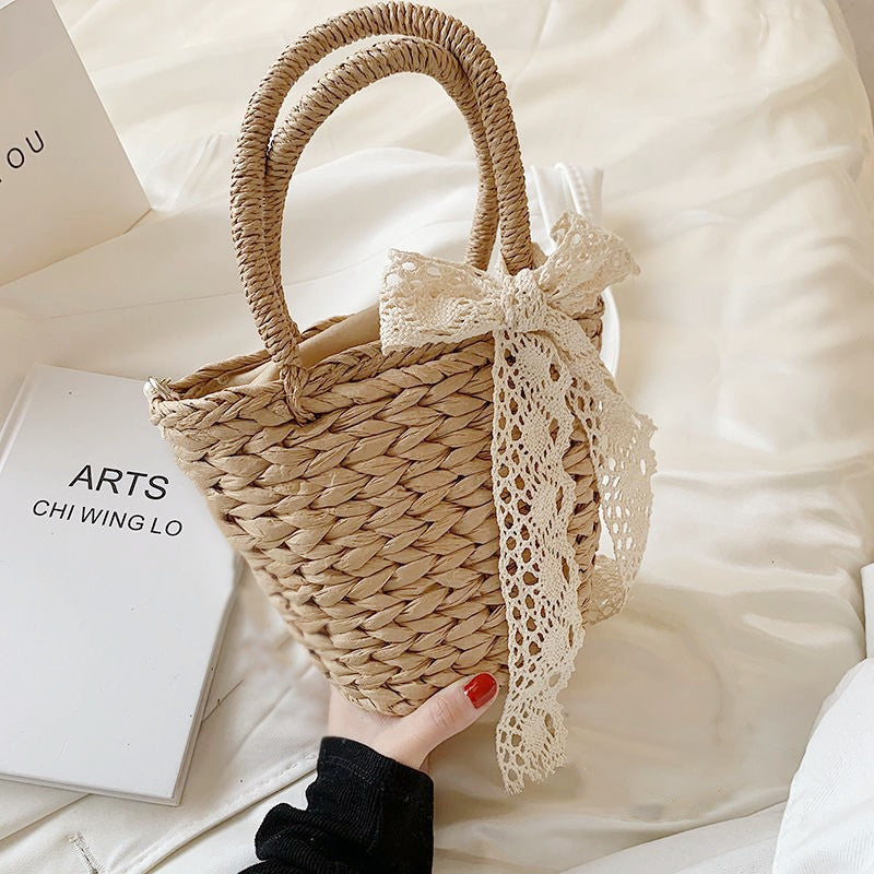 Playful basket bag with lace ribbon Bowlift