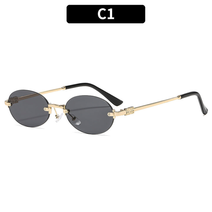 Sophisticated Oval Frame Sunglasses with Luxurious Detailing