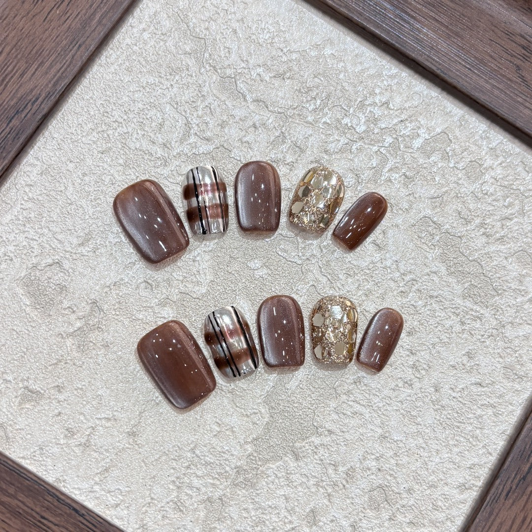 Artificial Nail Set with Glitter and Gold Accents Bowlift