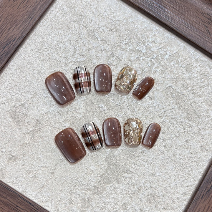 Artificial Nail Set with Glitter and Gold Accents Bowlift