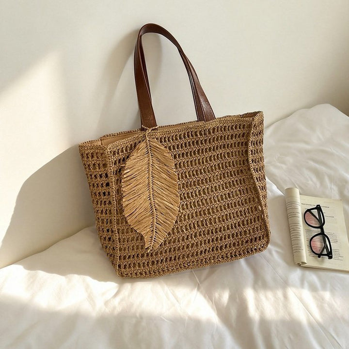 Handbag made of hand-woven natural material with decorative leaf shape design Bowlift
