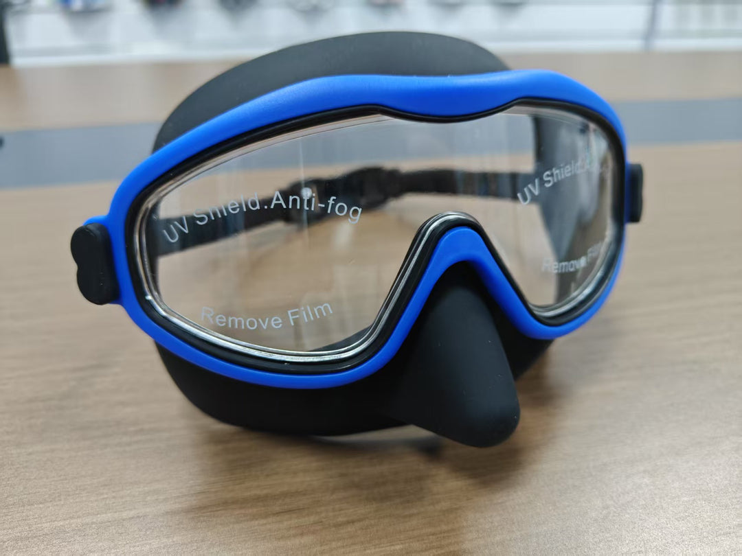 Swimming mask with adjustable comfort and clear field of vision Bowlift