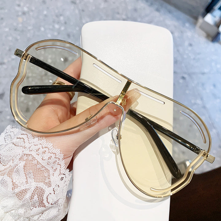 Women's sunglasses in modern shield design Bowlift