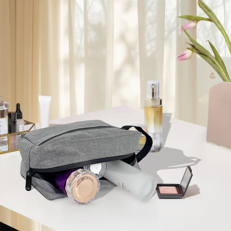 Cosmetic bag with sturdy zipper Bowlift