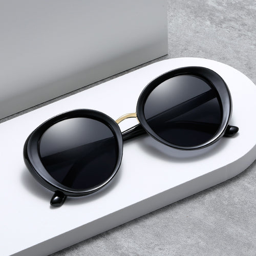 Women's Vintage Sunglasses in Elegant Shield Design Bowlift