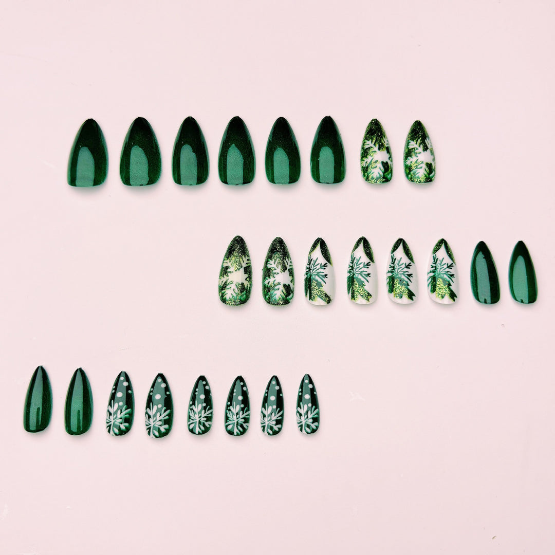 Artificial nails with festive snowflake and star motif Bowlift