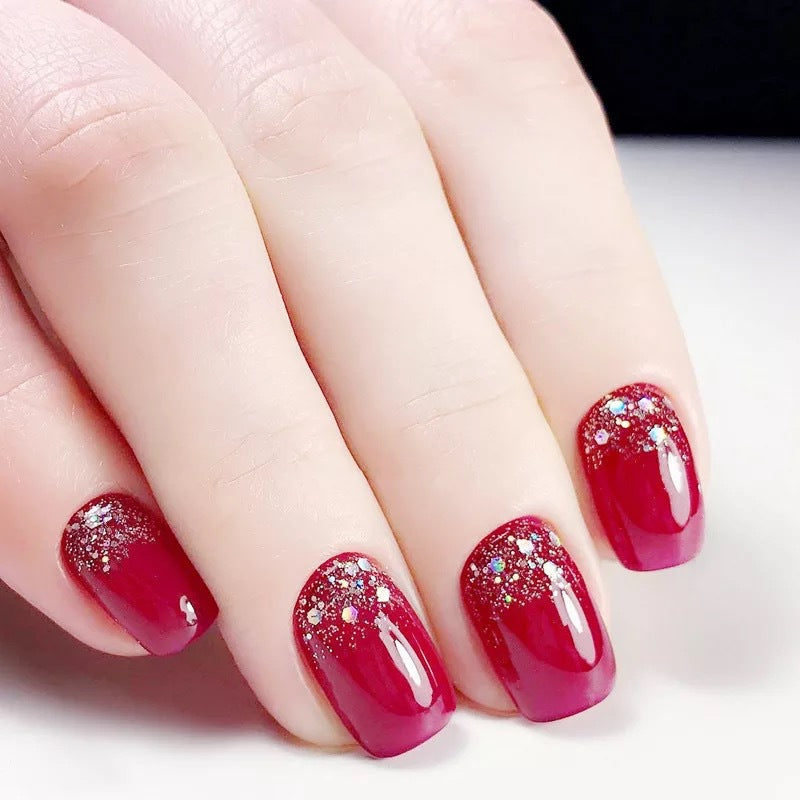 Glamorous artificial nails with glitter accents Bowlift