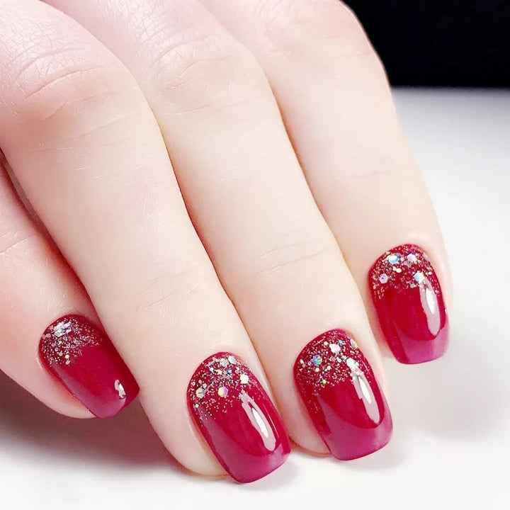 Glamorous artificial nails with glitter accents Bowlift
