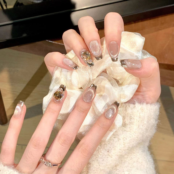 Artificial nail set with glamorous gold and glitter accents Bowlift