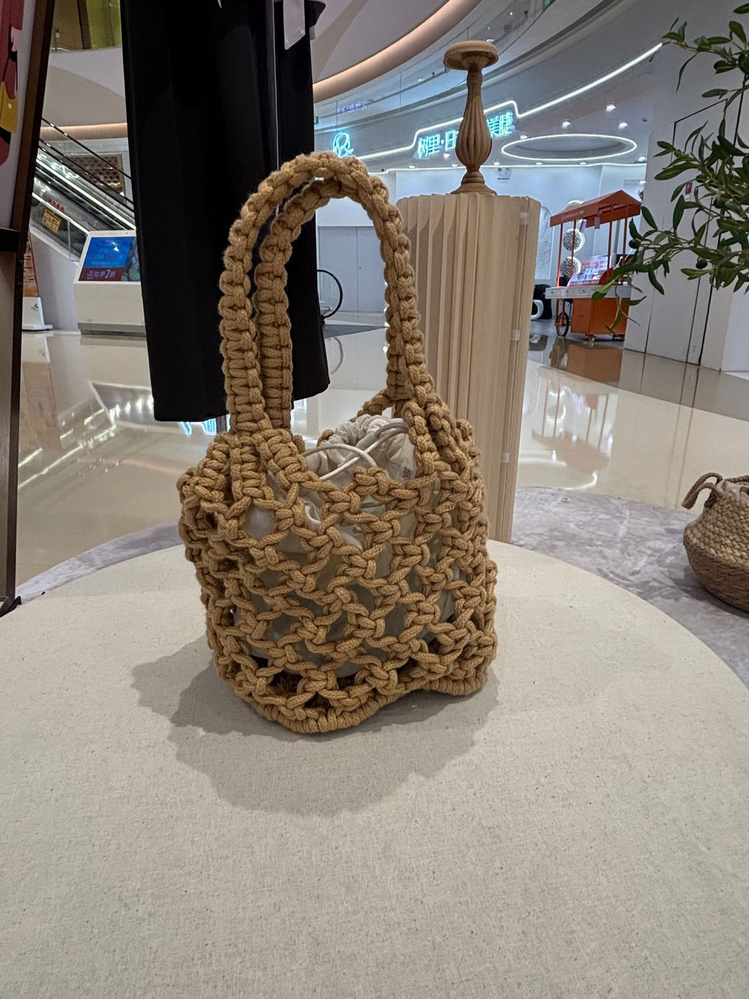 Fashionable handbag made of braided material Bowlift