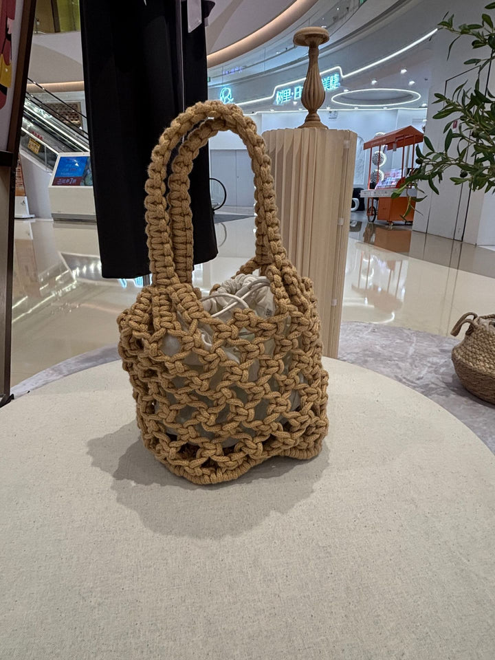 Fashionable handbag made of braided material Bowlift