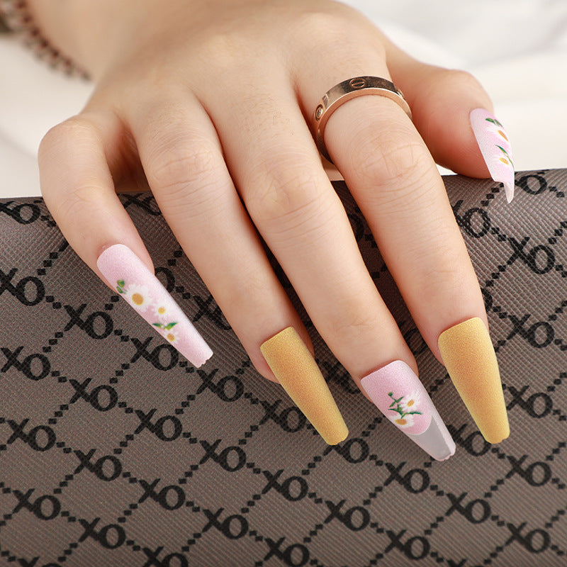 Artificial nails in elegant design Bowlift