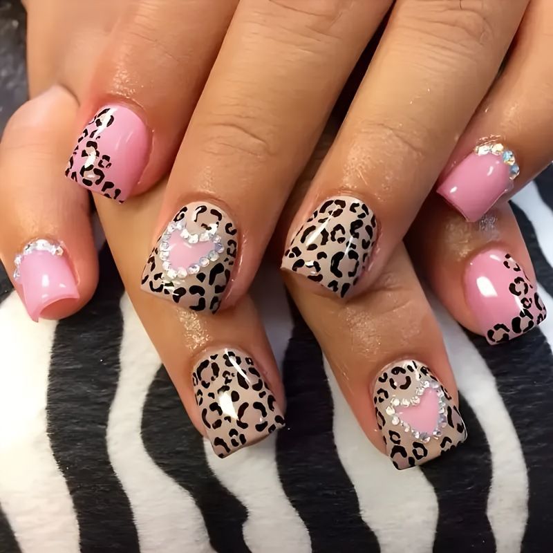 Elegant Artificial Nail Tips with Gold Accents Bowlift