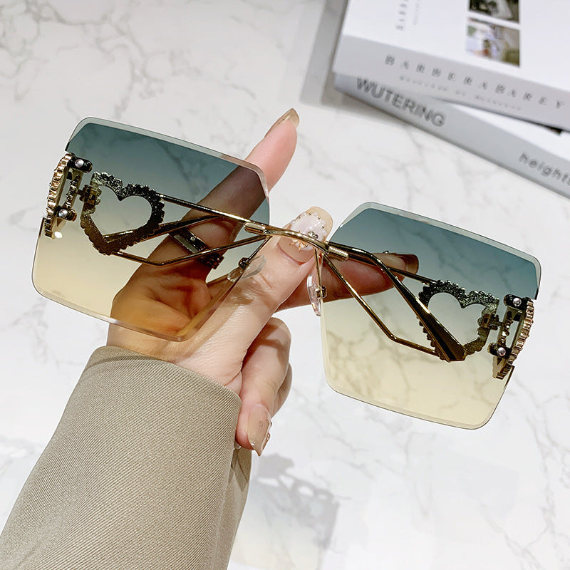 Women's fashionable sunglasses with trendy heart design Bowlift