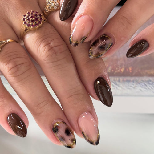 Artificial nail art with elegant accents Bowlift