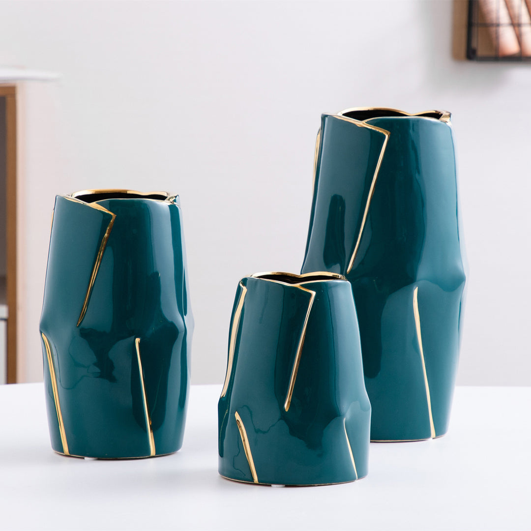 Decorative ceramic vase with golden accents Bowlift