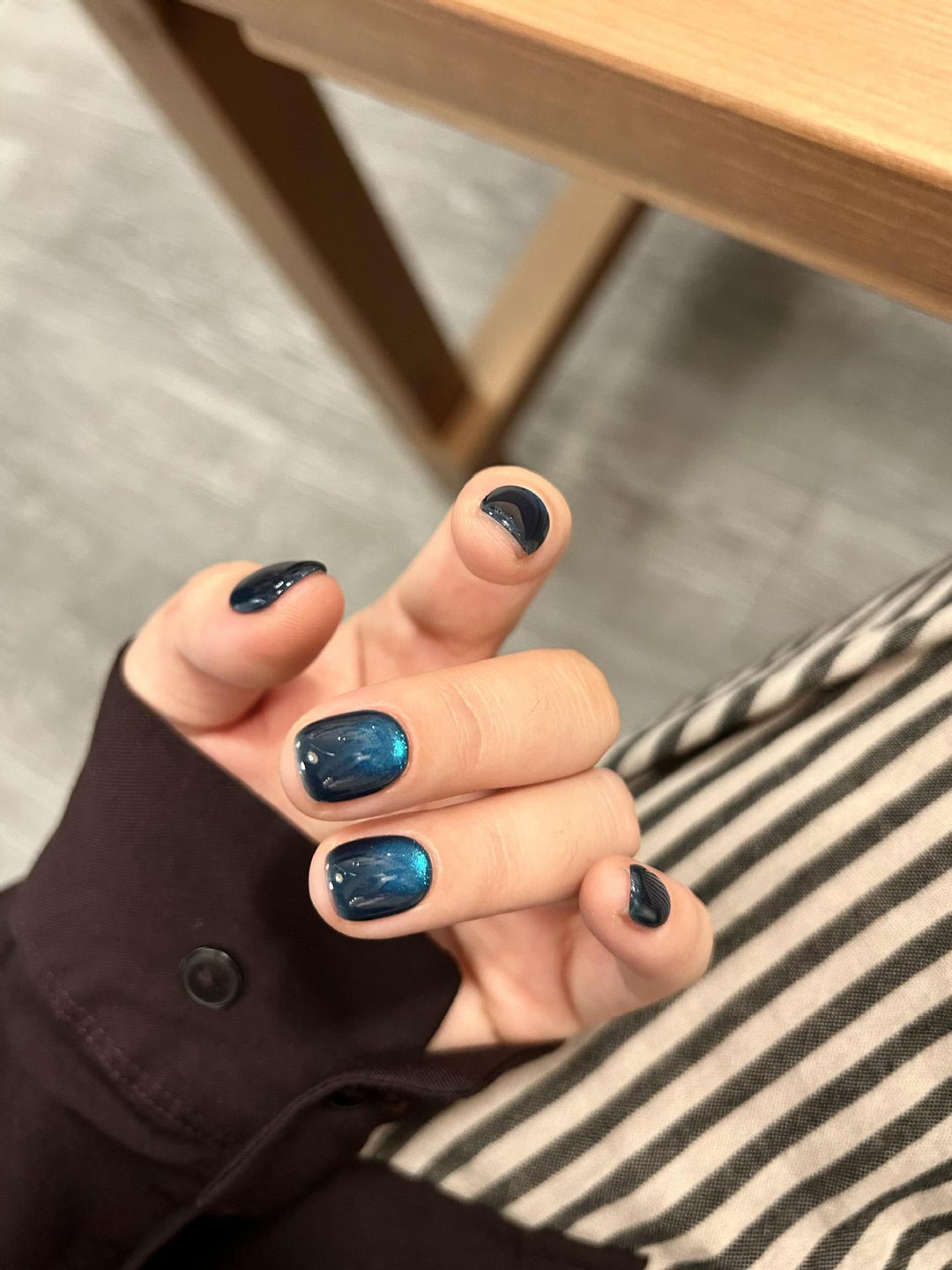 Artificial Nail Tips in Fashionable Shimmer Look Bowlift