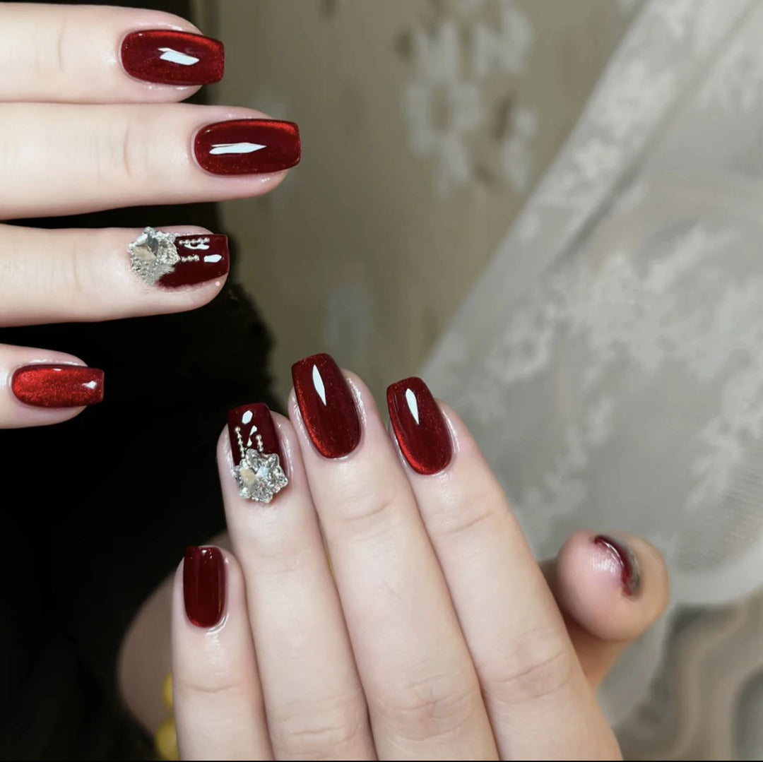 Artificial nail set with sparkling accents and glamorous design Bowlift