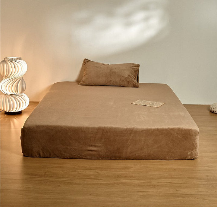 Fitted sheet with deep pocket and microfiber velvet