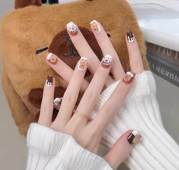 Artificial nails with elegant ombre effect and glitter coating Bowlift