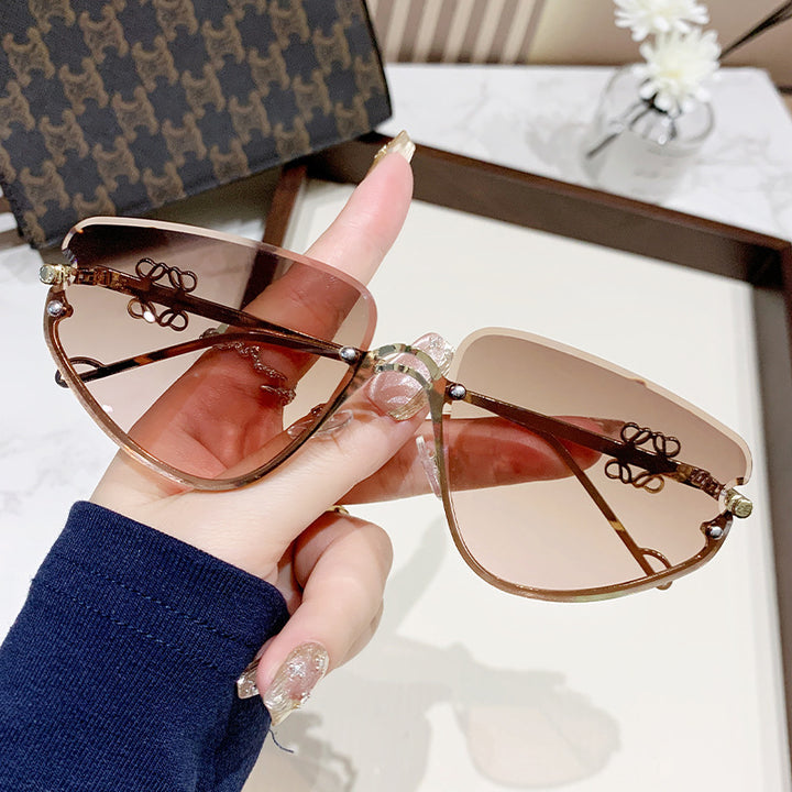Ladies extravagant sunglasses with modern, geometric frame Bowlift