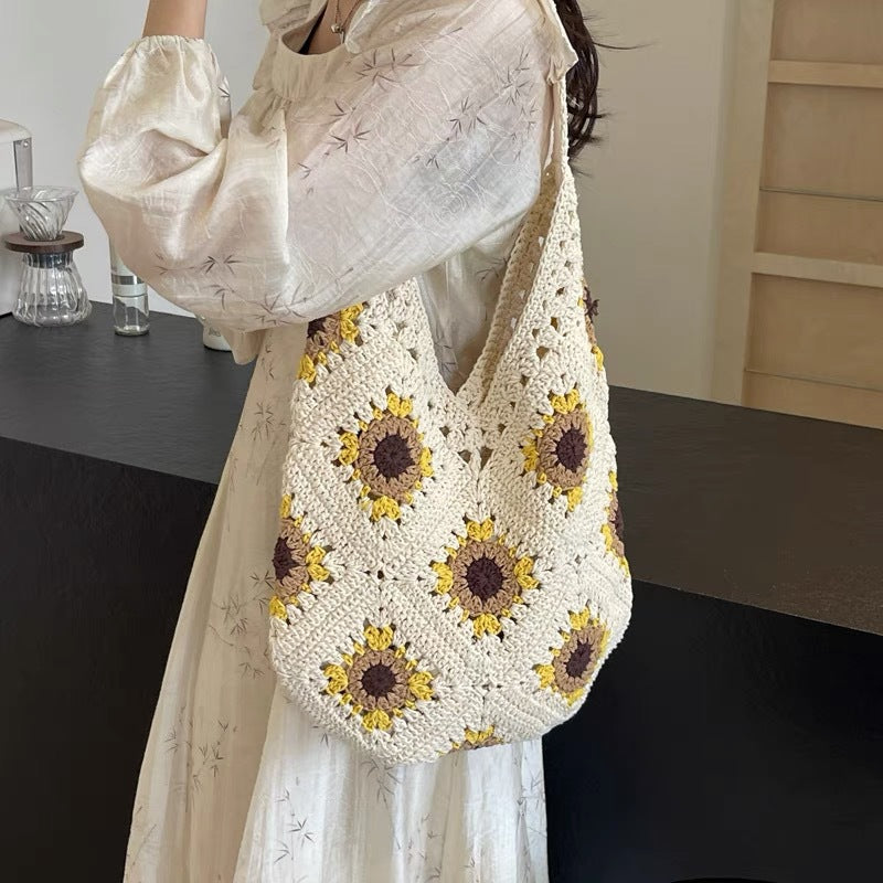Hand-knotted shoulder bag with floral design Bowlift