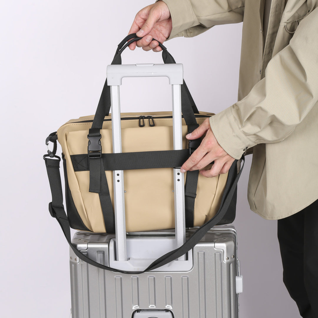 Sporty shoulder bag with innovative carrying system Bowlift