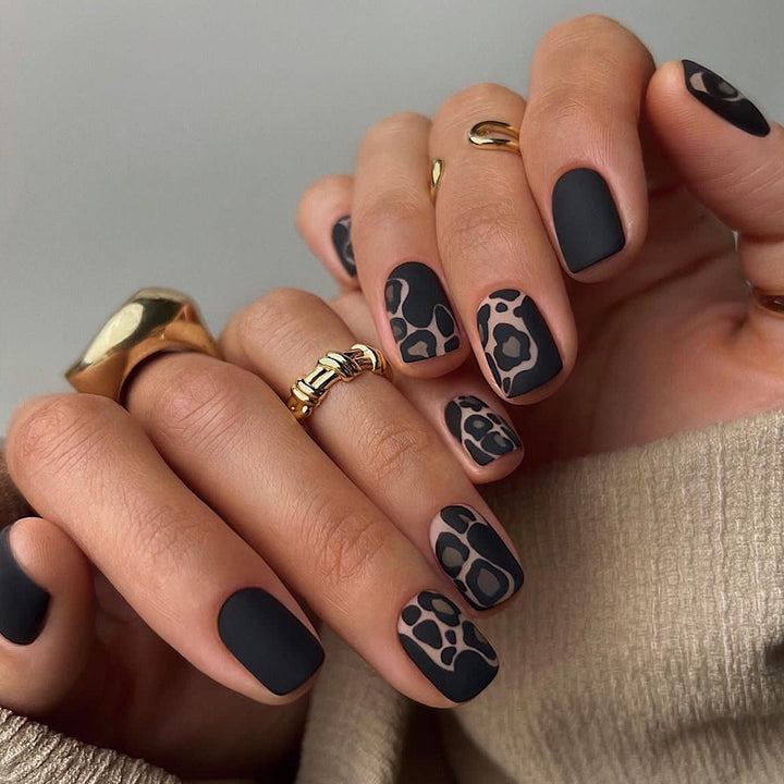 Artistic Press-On Nail Set with Elegant Design Elements Bowlift