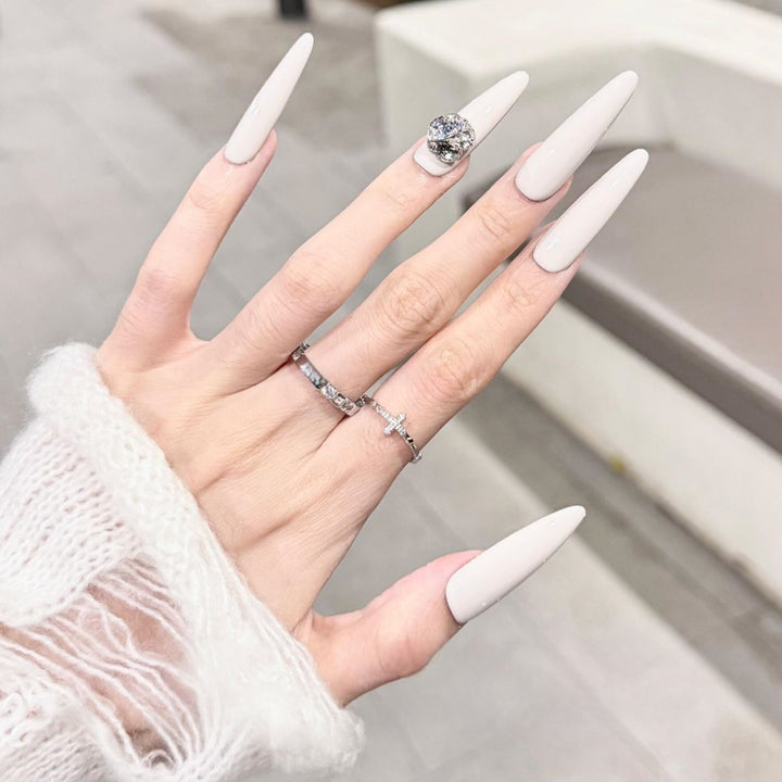 Artificial nails with elegant glitter accent Bowlift