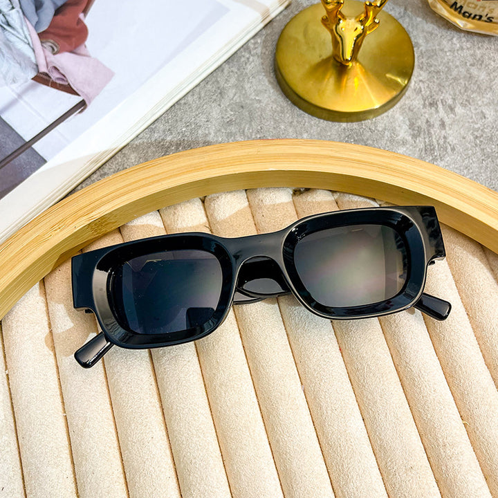 Ladies fashionable sunglasses with a striking design Bowlift