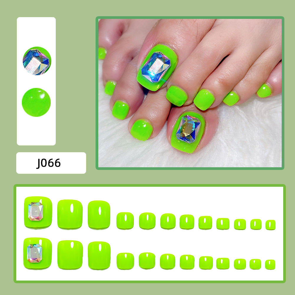 Toenails with glittering 3D applications Bowlift