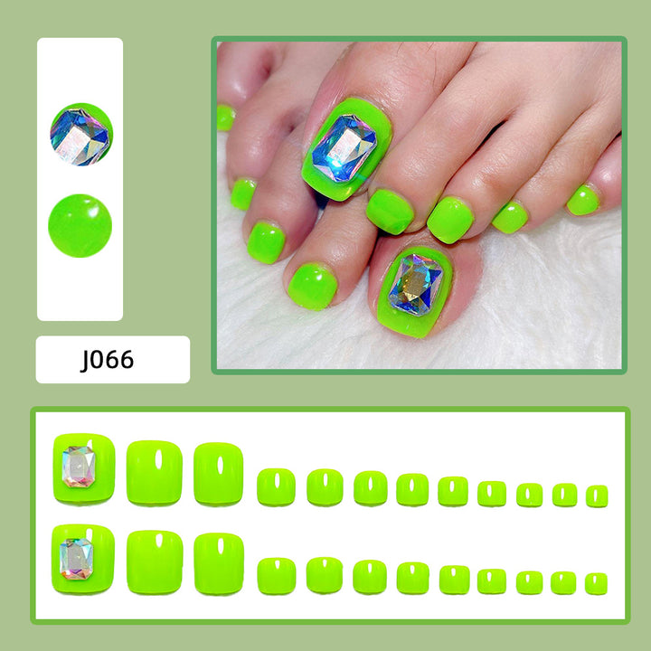Toenails with glittering 3D applications Bowlift