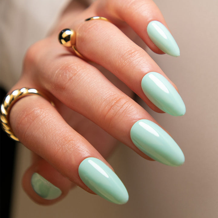 elegant Stiletto nails in high gloss finish Bowlift