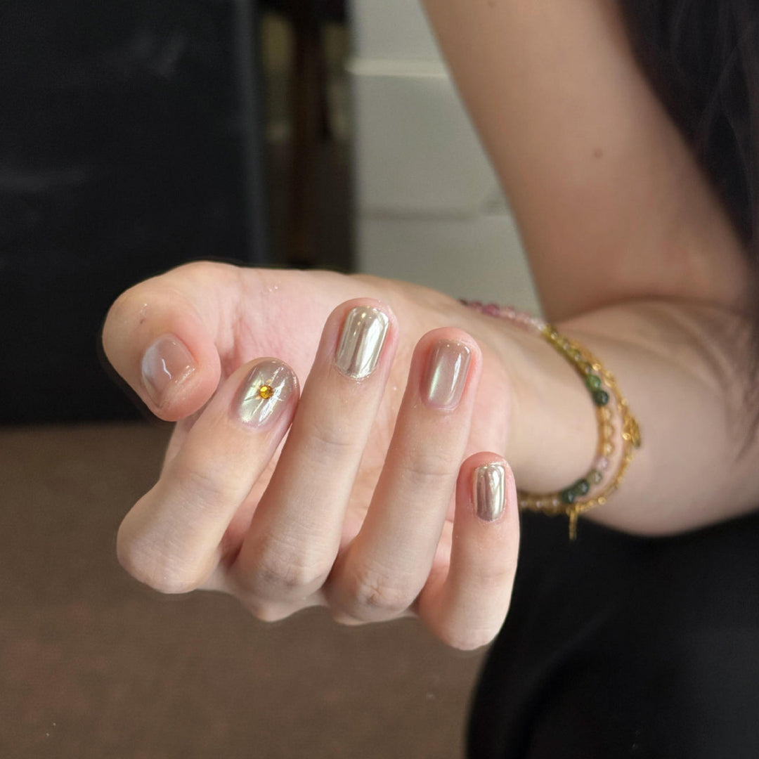 Artificial nails with luxurious metallic finish and sparkling accent Bowlift