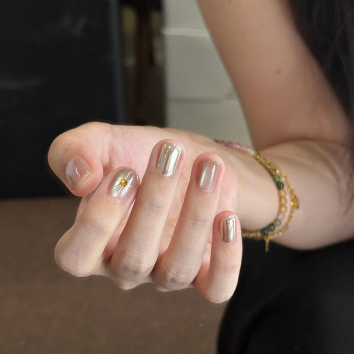 Artificial nails with luxurious metallic finish and sparkling accent Bowlift