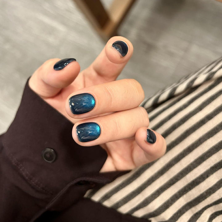 Artificial Nail Tips in Fashionable Shimmer Look Bowlift