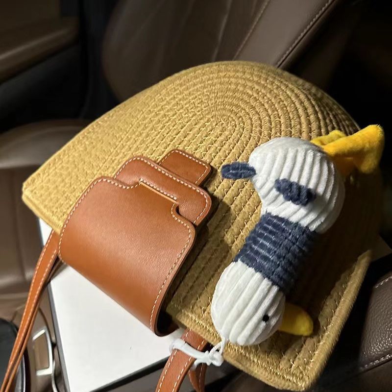 Fashionable Tote Bag Made of Woven Material with Playful Pendant Bowlift