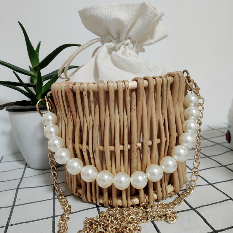 Women’s handbag with pearl chain Bowlift