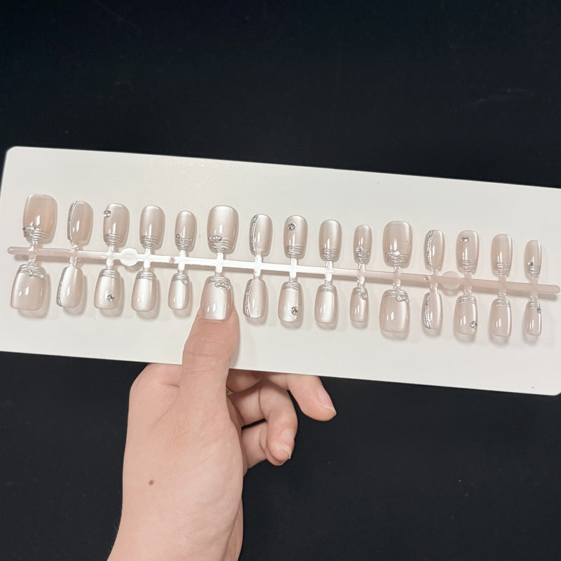 Elegant Decorative Press-On Nails with Metallic Accents Bowlift