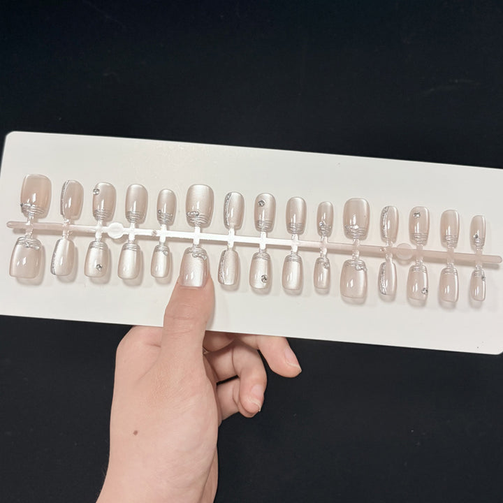 Elegant Decorative Press-On Nails with Metallic Accents Bowlift