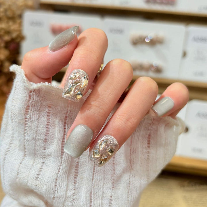 Decorative Press-On Nail Art Set with Sparkling Rhinestone Accents Bowlift